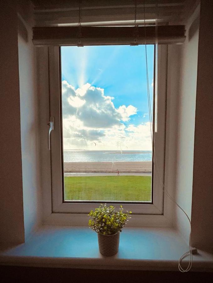 Sea View Apartment At The Beach! Llanelli Extérieur photo